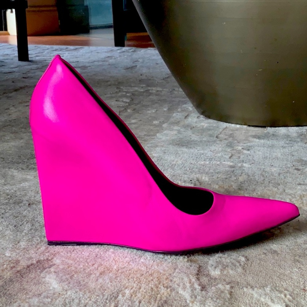 Balenciaga fuchsia leather pumps.